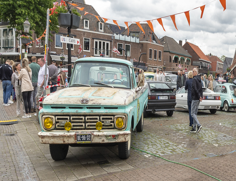Oude voertuigen laten centrum Losser bruisen 