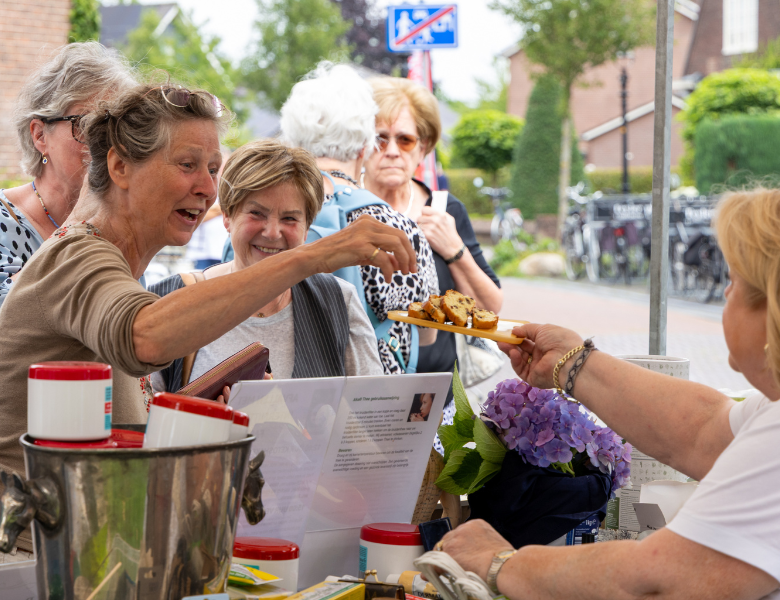 Zonnige markt trekt bezoekers