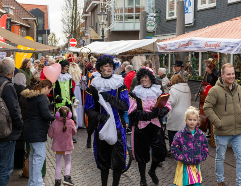 Sint shopt op de Boerenmarkt