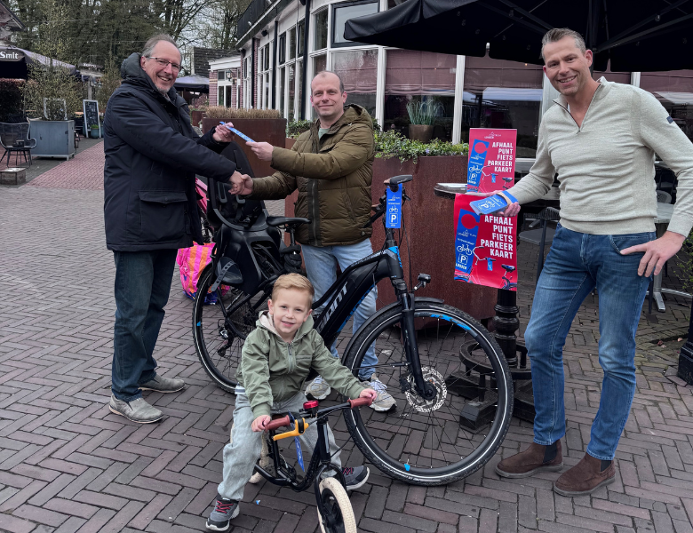 Uitreiking eerste fietsparkeerkaart